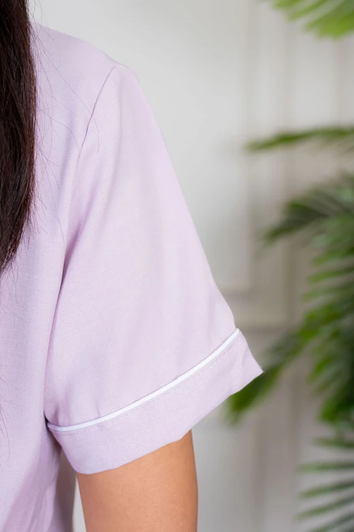 زي عاملة قطعتين متعدد الألوان بلوزة بياقة مطوية بأزرار و جيب من الأمام ذو أكمام قصيرة و بنطلون طويل