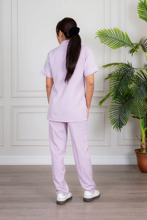 زي عاملة قطعتين متعدد الألوان بلوزة بياقة مطوية بأزرار و جيب من الأمام ذو أكمام قصيرة و بنطلون طويل