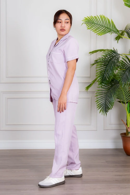 زي عاملة قطعتين متعدد الألوان بلوزة بياقة مطوية بأزرار و جيب من الأمام ذو أكمام قصيرة و بنطلون طويل