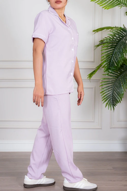 زي عاملة قطعتين متعدد الألوان بلوزة بياقة مطوية بأزرار و جيب من الأمام ذو أكمام قصيرة و بنطلون طويل