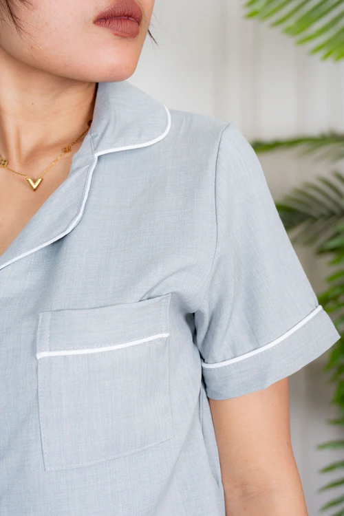 زي عاملة قطعتين متعدد الألوان بلوزة بياقة مطوية بأزرار و جيب من الأمام ذو أكمام قصيرة و بنطلون طويل