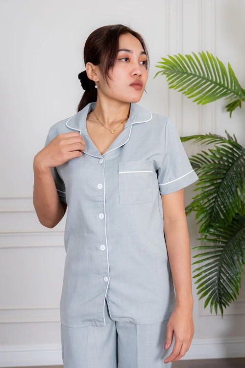 زي عاملة قطعتين متعدد الألوان بلوزة بياقة مطوية بأزرار و جيب من الأمام ذو أكمام قصيرة و بنطلون طويل