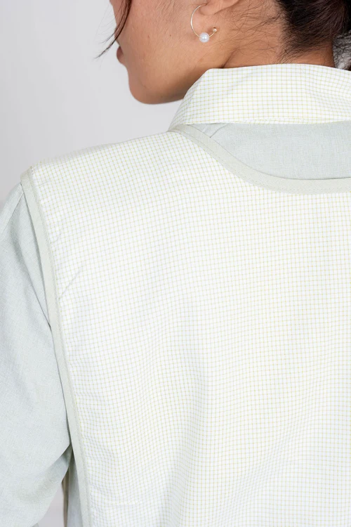 زي عاملة منزلية ثلاث قطع متعدد الألوان قميص طويل بياقة مطوية بسحاب قصير و جيوب من الأمام مع مريلة بجيب عملي و رباط على الجانبين و بنطلون طويل