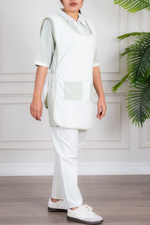 زي عاملة منزلية ثلاث قطع متعدد الألوان قميص طويل بياقة مطوية بسحاب قصير و جيوب من الأمام مع مريلة بجيب عملي و رباط على الجانبين و بنطلون طويل