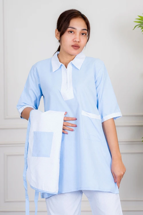 زي عاملة منزلية ثلاث قطع متعدد الألوان قميص طويل بياقة مطوية بسحاب قصير و جيوب من الأمام مع مريلة بجيب عملي و رباط على الجانبين و بنطلون طويل