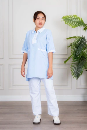 زي عاملة منزلية ثلاث قطع متعدد الألوان قميص طويل بياقة مطوية بسحاب قصير و جيوب من الأمام مع مريلة بجيب عملي و رباط على الجانبين و بنطلون طويل 