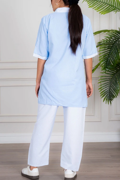 زي عاملة منزلية ثلاث قطع متعدد الألوان قميص طويل بياقة مطوية بسحاب قصير و جيوب من الأمام مع مريلة بجيب عملي و رباط على الجانبين و بنطلون طويل