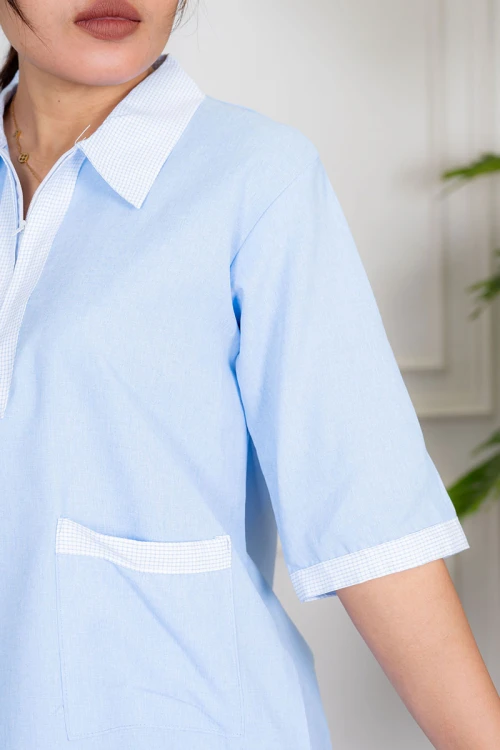 زي عاملة منزلية ثلاث قطع متعدد الألوان قميص طويل بياقة مطوية بسحاب قصير و جيوب من الأمام مع مريلة بجيب عملي و رباط على الجانبين و بنطلون طويل