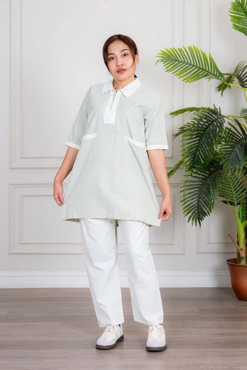 زي عاملة منزلية ثلاث قطع متعدد الألوان قميص طويل بياقة مطوية بسحاب قصير و جيوب من الأمام مع مريلة بجيب عملي و رباط على الجانبين و بنطلون طويل