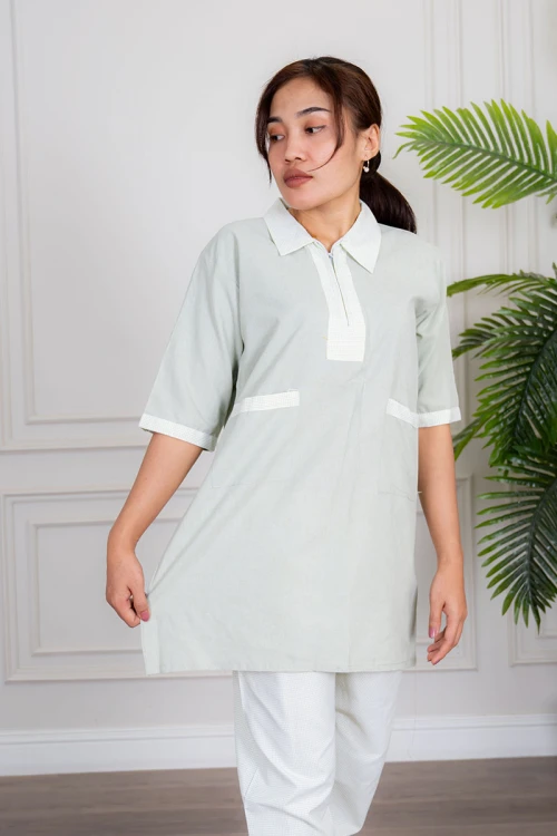 زي عاملة منزلية ثلاث قطع متعدد الألوان قميص طويل بياقة مطوية بسحاب قصير و جيوب من الأمام مع مريلة بجيب عملي و رباط على الجانبين و بنطلون طويل