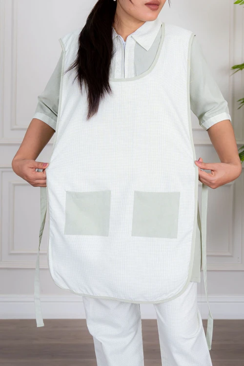 زي عاملة منزلية ثلاث قطع متعدد الألوان قميص طويل بياقة مطوية بسحاب قصير و جيوب من الأمام مع مريلة بجيب عملي و رباط على الجانبين و بنطلون طويل