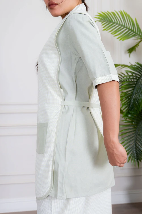 زي عاملة منزلية ثلاث قطع متعدد الألوان قميص طويل بياقة مطوية بسحاب قصير و جيوب من الأمام مع مريلة بجيب عملي و رباط على الجانبين و بنطلون طويل