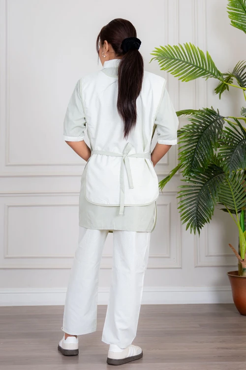 زي عاملة منزلية ثلاث قطع متعدد الألوان قميص طويل بياقة مطوية بسحاب قصير و جيوب من الأمام مع مريلة بجيب عملي و رباط على الجانبين و بنطلون طويل