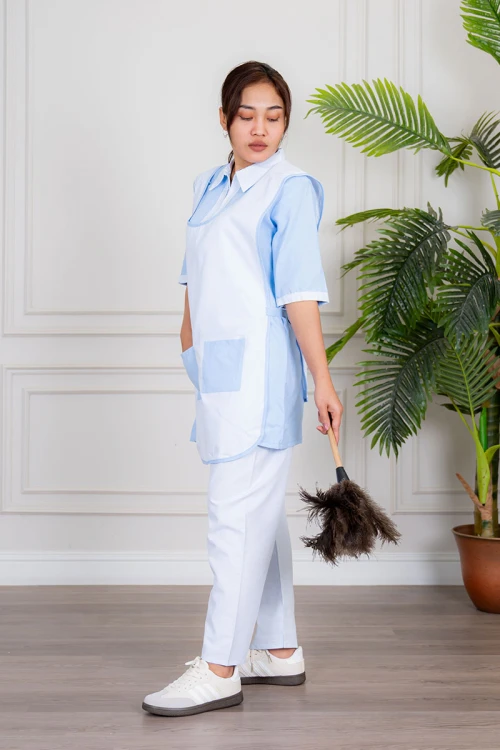 زي عاملة منزلية ثلاث قطع متعدد الألوان قميص طويل بياقة مطوية بسحاب قصير و جيوب من الأمام مع مريلة بجيب عملي و رباط على الجانبين و بنطلون طويل