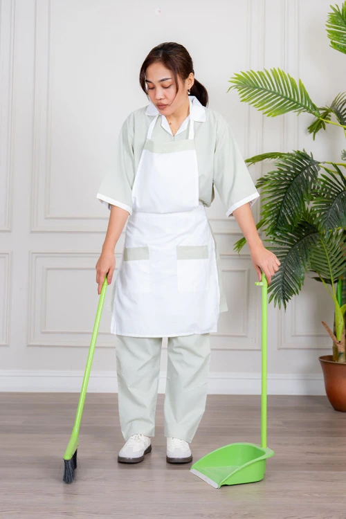 زي عاملة منزلية ثلاث قطع متعدد الألوان قميص طويل بياقة مطوية بسحاب قصير و جيوب من الأمام مع مريلة بجيب عملي و رباط على الجانبين و بنطلون طويل