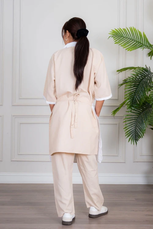 زي عاملة منزلية ثلاث قطع متعدد الألوان قميص طويل بياقة مطوية بسحاب قصير و جيوب من الأمام مع مريلة بجيب عملي و رباط على الجانبين و بنطلون طويل