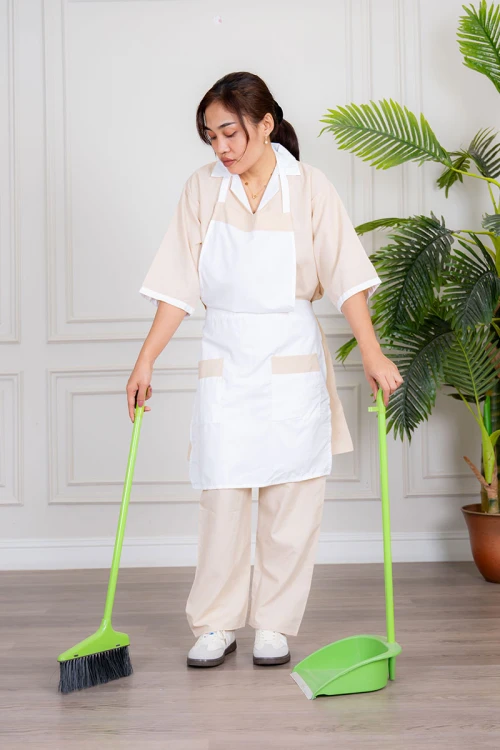 زي عاملة منزلية ثلاث قطع متعدد الألوان قميص طويل بياقة مطوية بسحاب قصير و جيوب من الأمام مع مريلة بجيب عملي و رباط على الجانبين و بنطلون طويل