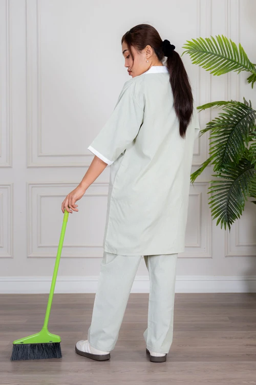 زي عاملة منزلية ثلاث قطع متعدد الألوان قميص طويل بياقة مطوية بسحاب قصير و جيوب من الأمام مع مريلة بجيب عملي و رباط على الجانبين و بنطلون طويل