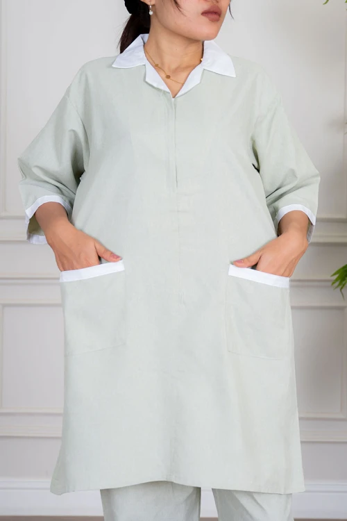 زي عاملة منزلية ثلاث قطع متعدد الألوان قميص طويل بياقة مطوية بسحاب قصير و جيوب من الأمام مع مريلة بجيب عملي و رباط على الجانبين و بنطلون طويل