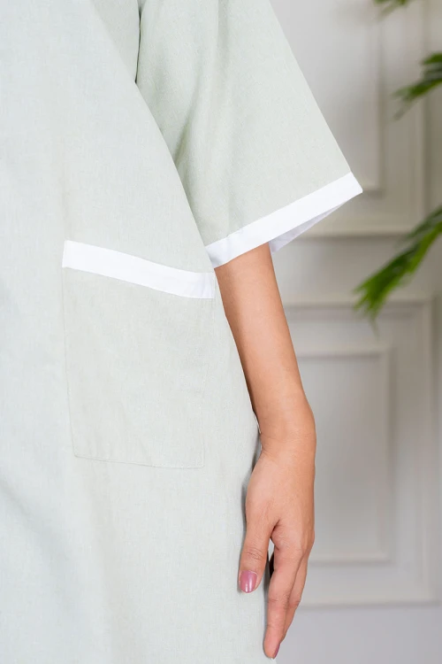 زي عاملة منزلية ثلاث قطع متعدد الألوان قميص طويل بياقة مطوية بسحاب قصير و جيوب من الأمام مع مريلة بجيب عملي و رباط على الجانبين و بنطلون طويل