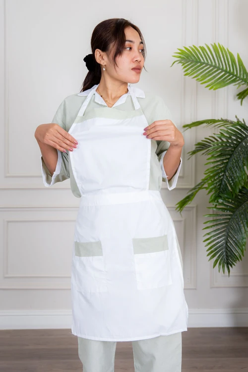 زي عاملة منزلية ثلاث قطع متعدد الألوان قميص طويل بياقة مطوية بسحاب قصير و جيوب من الأمام مع مريلة بجيب عملي و رباط على الجانبين و بنطلون طويل