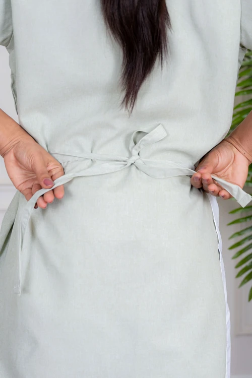 زي عاملة منزلية ثلاث قطع متعدد الألوان قميص طويل بياقة مطوية بسحاب قصير و جيوب من الأمام مع مريلة بجيب عملي و رباط على الجانبين و بنطلون طويل