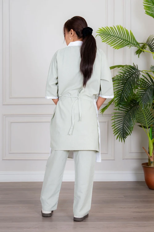 زي عاملة منزلية ثلاث قطع متعدد الألوان قميص طويل بياقة مطوية بسحاب قصير و جيوب من الأمام مع مريلة بجيب عملي و رباط على الجانبين و بنطلون طويل