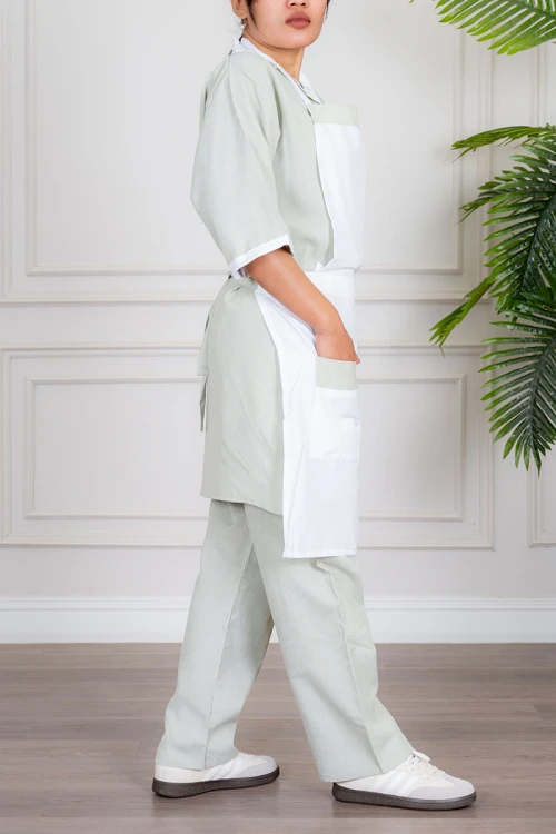 زي عاملة منزلية ثلاث قطع متعدد الألوان قميص طويل بياقة مطوية بسحاب قصير و جيوب من الأمام مع مريلة بجيب عملي و رباط على الجانبين و بنطلون طويل