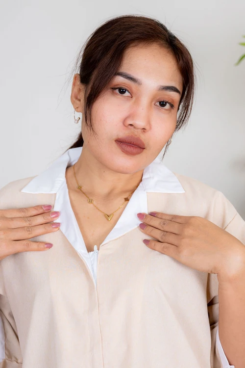 زي عاملة منزلية ثلاث قطع متعدد الألوان قميص طويل بياقة مطوية بسحاب قصير و جيوب من الأمام مع مريلة بجيب عملي و رباط على الجانبين و بنطلون طويل