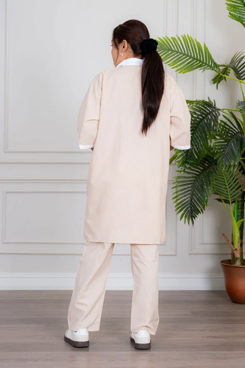 زي عاملة منزلية ثلاث قطع متعدد الألوان قميص طويل بياقة مطوية بسحاب قصير و جيوب من الأمام مع مريلة بجيب عملي و رباط على الجانبين و بنطلون طويل