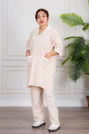 زي عاملة منزلية ثلاث قطع متعدد الألوان قميص طويل بياقة مطوية بسحاب قصير و جيوب من الأمام مع مريلة بجيب عملي و رباط على الجانبين و بنطلون طويل 