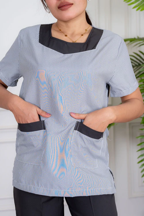 زي عاملة منزلية قطعتين متعدد الألوان بلوزة بياقة مربعة و جيوب من الأمام بأكمام قصيرة مع بنطلون طويل