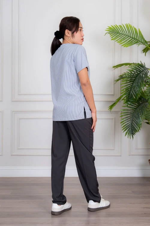 زي عاملة منزلية قطعتين متعدد الألوان بلوزة بياقة مربعة و جيوب من الأمام بأكمام قصيرة مع بنطلون طويل