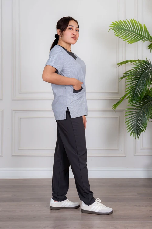 زي عاملة منزلية قطعتين متعدد الألوان بلوزة بياقة مربعة و جيوب من الأمام بأكمام قصيرة مع بنطلون طويل