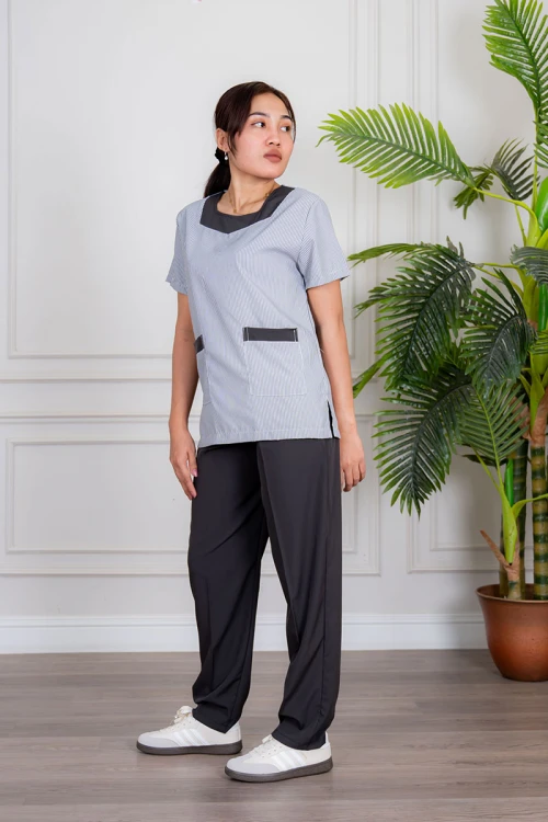 زي عاملة منزلية قطعتين متعدد الألوان بلوزة بياقة مربعة و جيوب من الأمام بأكمام قصيرة مع بنطلون طويل