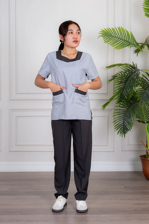 زي عاملة منزلية قطعتين متعدد الألوان بلوزة بياقة مربعة و جيوب من الأمام بأكمام قصيرة مع بنطلون طويل