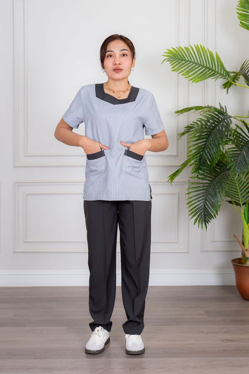 زي عاملة منزلية قطعتين متعدد الألوان بلوزة بياقة مربعة و جيوب من الأمام بأكمام قصيرة مع بنطلون طويل