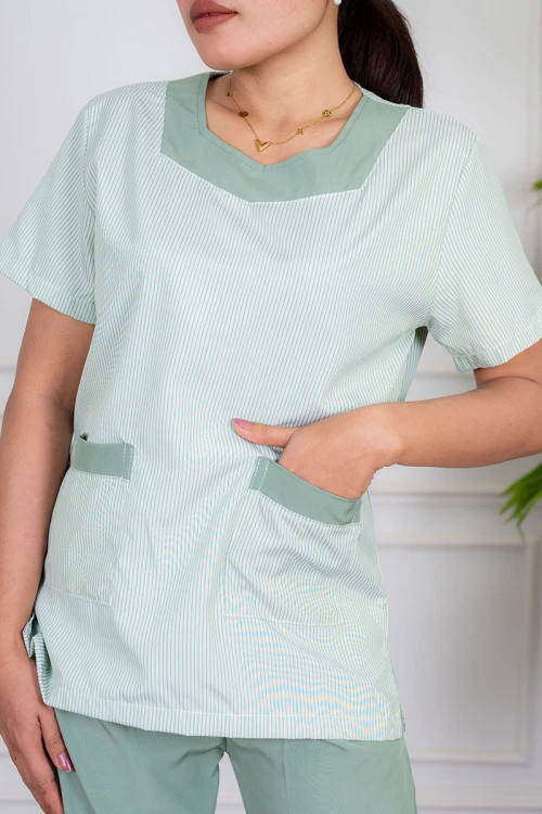 زي عاملة منزلية قطعتين متعدد الألوان بلوزة بياقة مربعة و جيوب من الأمام بأكمام قصيرة مع بنطلون طويل