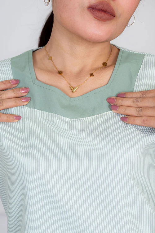 زي عاملة منزلية قطعتين متعدد الألوان بلوزة بياقة مربعة و جيوب من الأمام بأكمام قصيرة مع بنطلون طويل