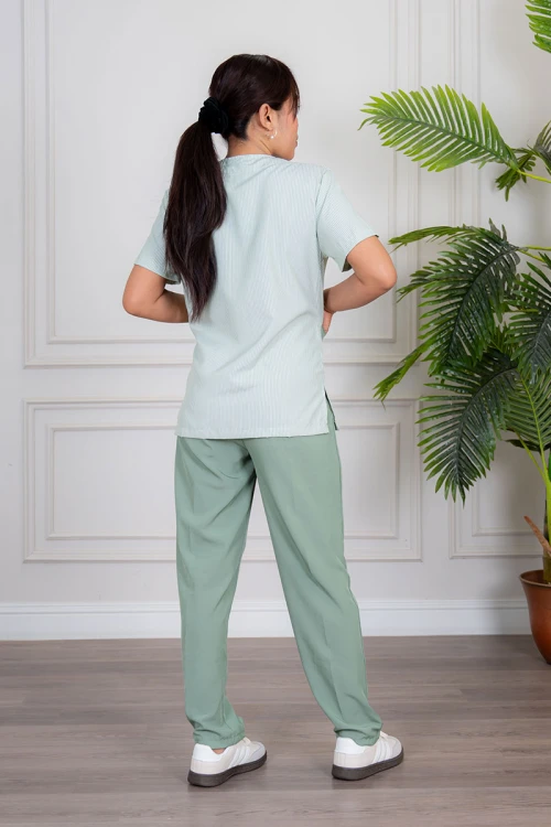 زي عاملة منزلية قطعتين متعدد الألوان بلوزة بياقة مربعة و جيوب من الأمام بأكمام قصيرة مع بنطلون طويل