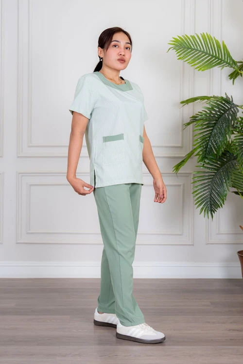 زي عاملة منزلية قطعتين متعدد الألوان بلوزة بياقة مربعة و جيوب من الأمام بأكمام قصيرة مع بنطلون طويل