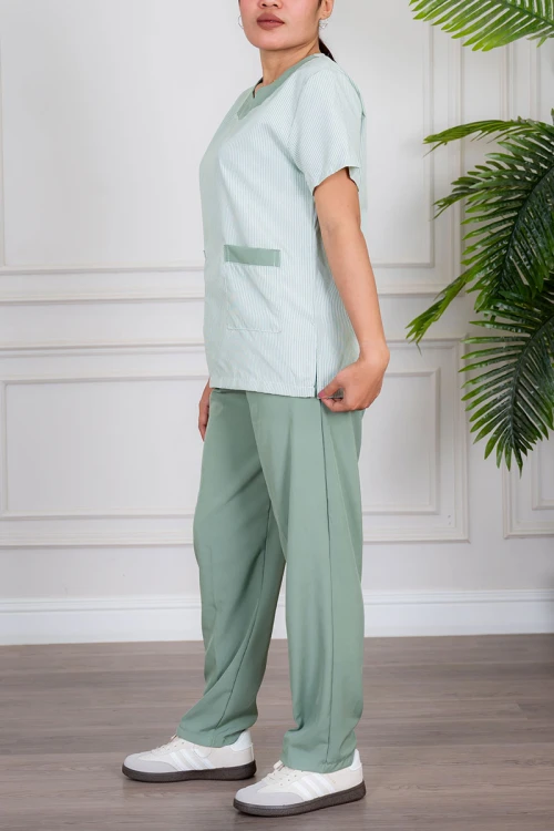 زي عاملة منزلية قطعتين متعدد الألوان بلوزة بياقة مربعة و جيوب من الأمام بأكمام قصيرة مع بنطلون طويل