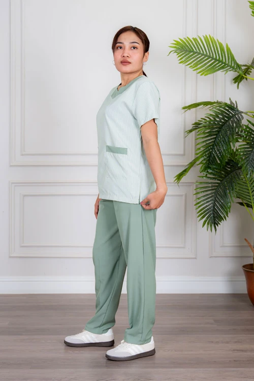 زي عاملة منزلية قطعتين متعدد الألوان بلوزة بياقة مربعة و جيوب من الأمام بأكمام قصيرة مع بنطلون طويل