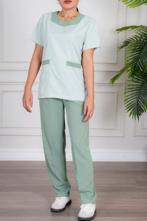 زي عاملة منزلية قطعتين متعدد الألوان بلوزة بياقة مربعة و جيوب من الأمام بأكمام قصيرة مع بنطلون طويل 