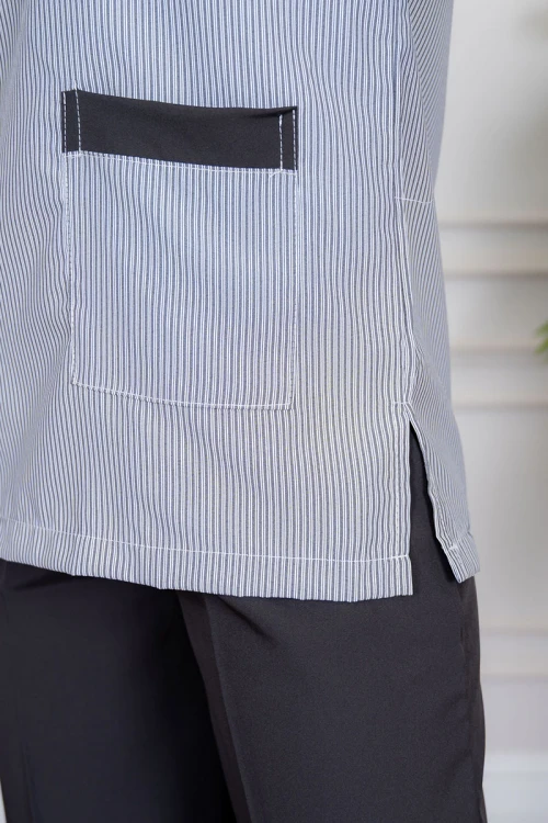 زي عاملة منزلية قطعتين متعدد الألوان بلوزة بياقة مربعة و جيوب من الأمام بأكمام قصيرة مع بنطلون طويل