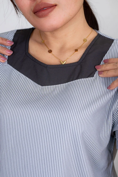 زي عاملة منزلية قطعتين متعدد الألوان بلوزة بياقة مربعة و جيوب من الأمام بأكمام قصيرة مع بنطلون طويل