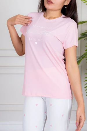 بيجاما نسائية قطعتين تيشيرت لون وردي مزين بكتابات من الأمام مع بنطلون طويل لون أبيض مزين بقلوب 