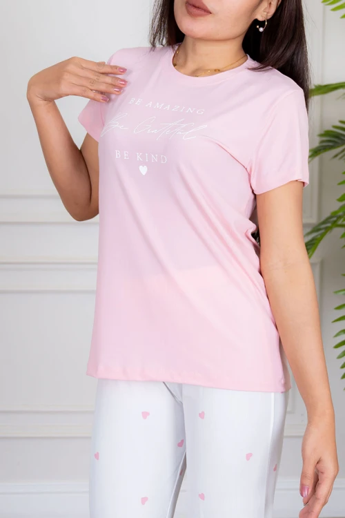 بيجاما نسائية قطعتين تيشيرت لون وردي مزين بكتابات من الأمام مع بنطلون طويل لون أبيض مزين بقلوب