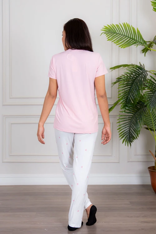 بيجاما نسائية قطعتين تيشيرت لون وردي مزين بكتابات من الأمام مع بنطلون طويل لون أبيض مزين بقلوب