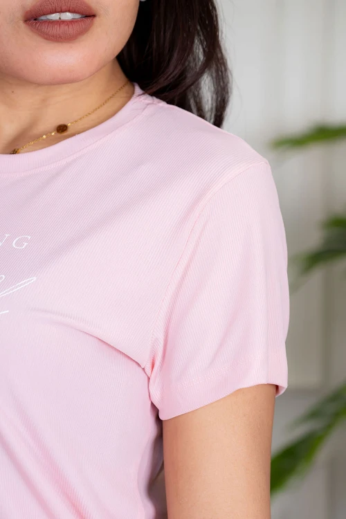 بيجاما نسائية قطعتين تيشيرت لون وردي مزين بكتابات من الأمام مع بنطلون طويل لون أبيض مزين بقلوب